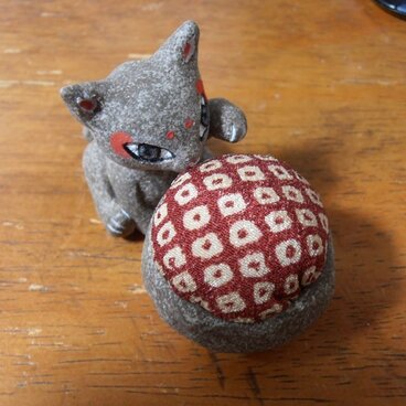 お針子猫（赤）（針山・ピンクッション）