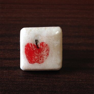 漆喰ピンバッジ・りんご
