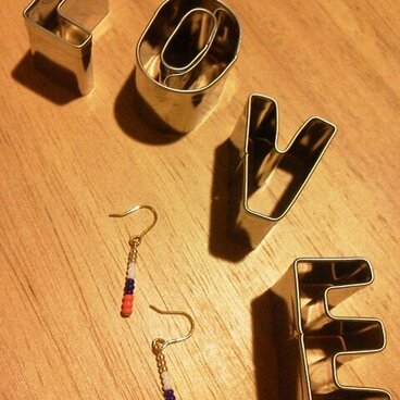 ﾄﾘｺﾛｰﾙｶﾗｰﾋﾞｰｽﾞピアス