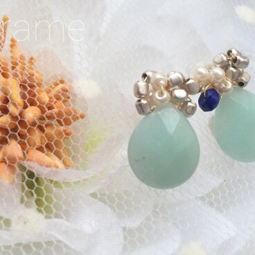 アマゾナイトと寄り添うシルバー粒子のピアス