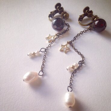 ガーネットとパール、星モチーフのイヤリング