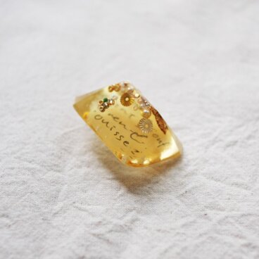 飴色樹脂ブローチ　