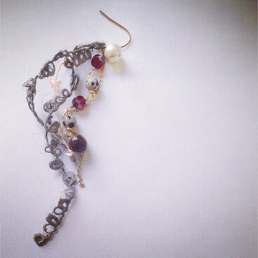 アヴリルのリボンとダルメシアンジャスパーの片耳ピアス