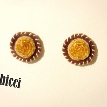 ビーズの刺繍のピアス