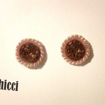 ビーズの刺繍のピアス