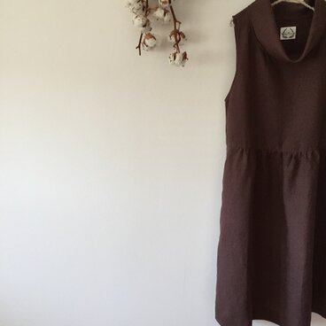 リネンのロールネックワンピース（パープルブラウン）