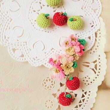 赤い姫リンゴのイヤーカフ（左耳用）☆レース編み