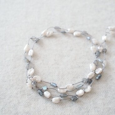 金属フリー・ラブラドライトと淡水パールのシルクコード・グレイッシュネックレス