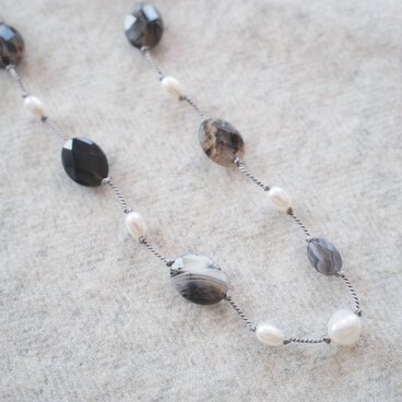 金属フリー・モンタナモスアゲートと淡水パールのシルクコード・ロングネックレス