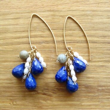 ラピスラズリのしずくと淡水パールのフックピアス