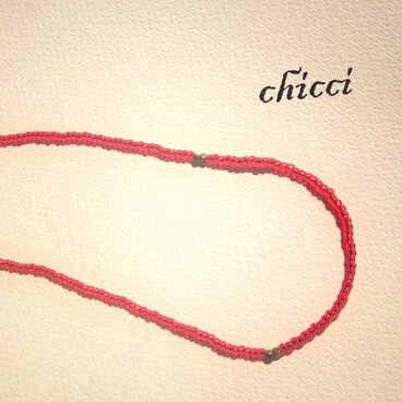 まっかなビーズのネックレス