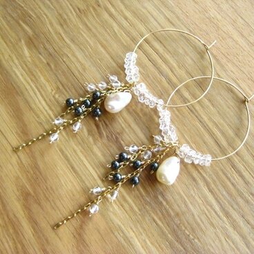 クリスタルと淡水パールのフープピアス