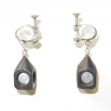 水晶の木包みイヤリング　黒檀　円すい頭　銀