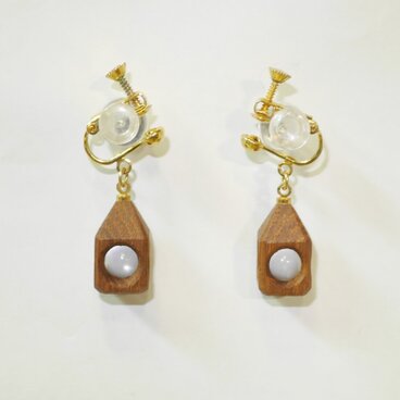 水晶の木包みイヤリング　チーク　三角頭　金