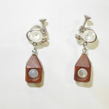 水晶の木包みイヤリング　花梨　三角頭　銀