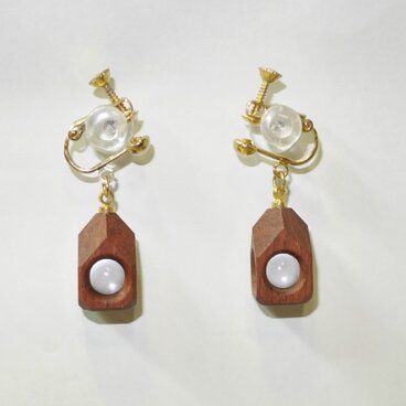 水晶の木包みイヤリング　花梨　ひし形　金