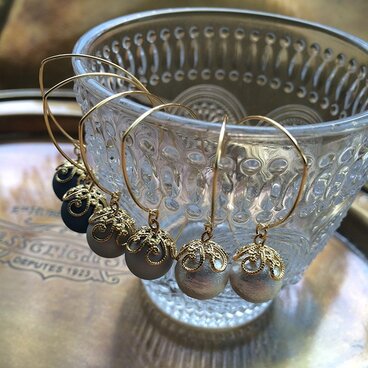 シンプルパールの弓型ピアス