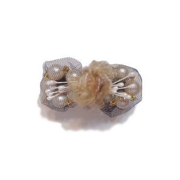 淑女のチュールとコットンパールバレッタ