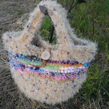 ベージュゴールドのバッグ