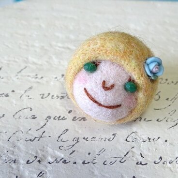 ピンバッジ　おんなのこ〈キイロ〉