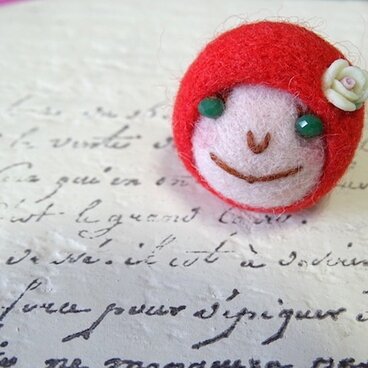 ピンバッジ　おんなのこ〈アカ〉