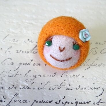 ピンバッジ　おんなのこ〈オレンジ〉