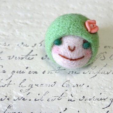 ピンバッジ　おんなのこ〈キミドリ〉