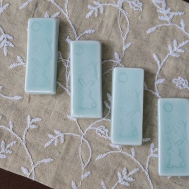 青白磁　箸置き　うさぎのお月見