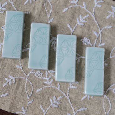 青白磁　箸置き　麻の葉文