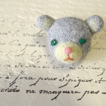 ピンバッジ　 くま〈グレー〉