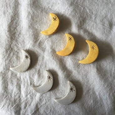 【陶土】三日月おつきさまブローチ＊