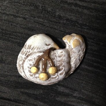 小鳥と木の実　ブローチ【白】