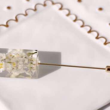 ホワイトスターチスのハットピン