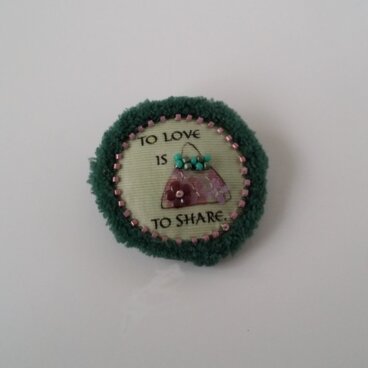 ブローチ　To love is to share