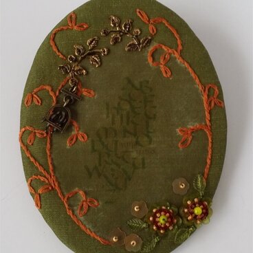 ブローチ　アルファベット