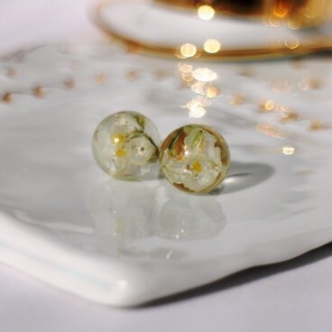 ホワイトスターチスのピアス（小さいサイズ）