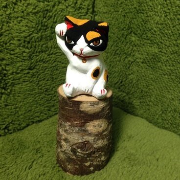 睨ねこ招き猫　三毛A（木台座無し）