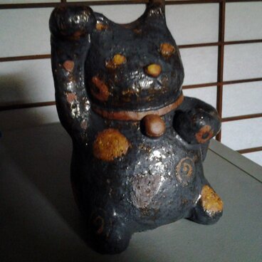 招き猫　渦巻き黒　