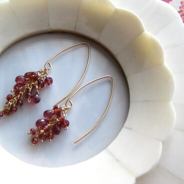 モザンビークガーネットの左右デザイン違いのピアス