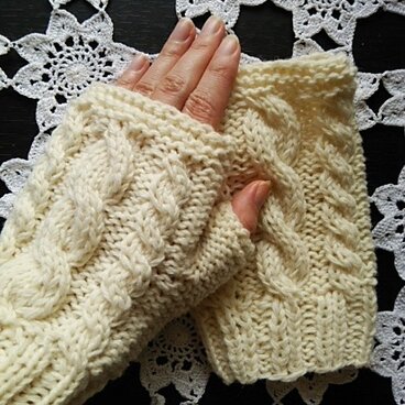 もっちりアラン模様のハンドウォーマー　オフホワイト