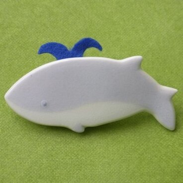 メロン灰青白磁　アロマブローチ（くじら）