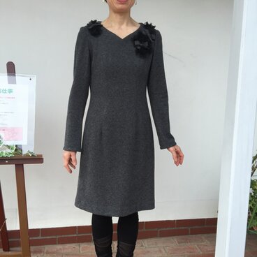 コサージュのような飾りのあるワンピース