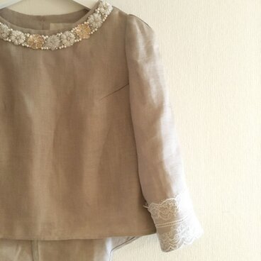 ビジュー飾りのあるショートブラウス