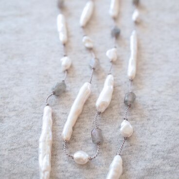 淡水パールとラブラドライトのシルクコードネックレス（金属フリー）