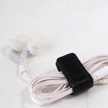 革のイヤホンコードストラップ　（黒：ブラック）