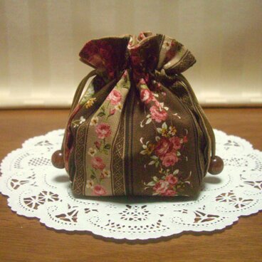 プレゼント・ポーチ ☆ バラと小花（ダークブラウン）