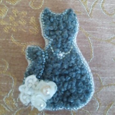 グレーな猫のブローチ