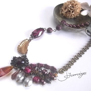 ボルドーのアシンメトリーネックレス