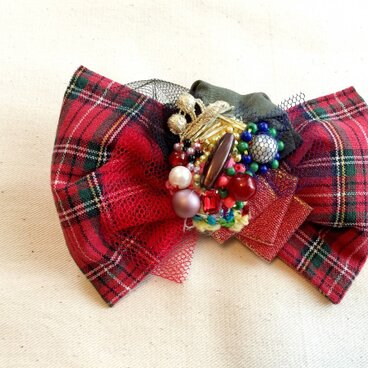 チェック柄のリボン風コサージュ