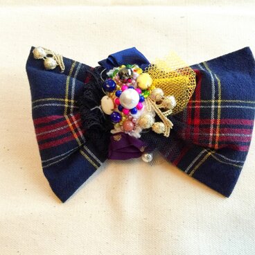 アシメトリーなリボン風のチェック柄コサージュ(ネイビー)